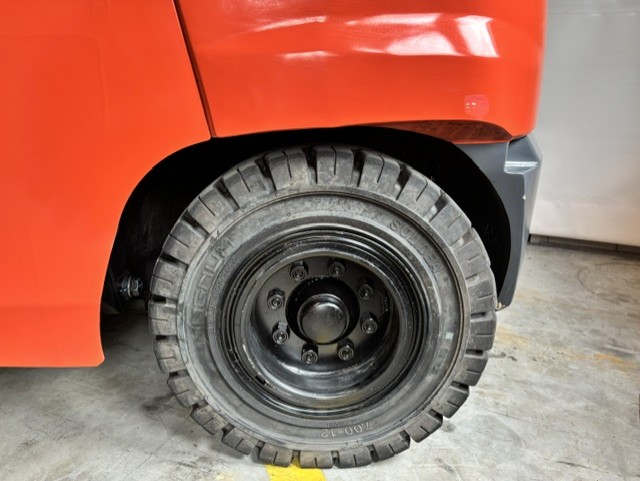 Toyota 8FG45N - Achterband nr 2045 - 45810-2045