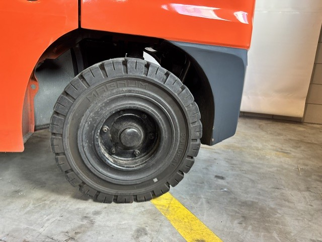 Toyota Tonero 02-8FGJF35 - Achterband nr 2046 - 45809-2046