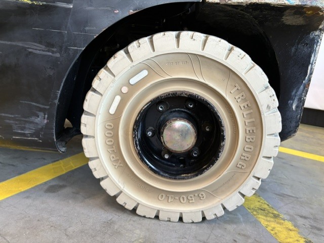 Hyster H3.0FT - Achterband nr 2049 - 100281-2049
