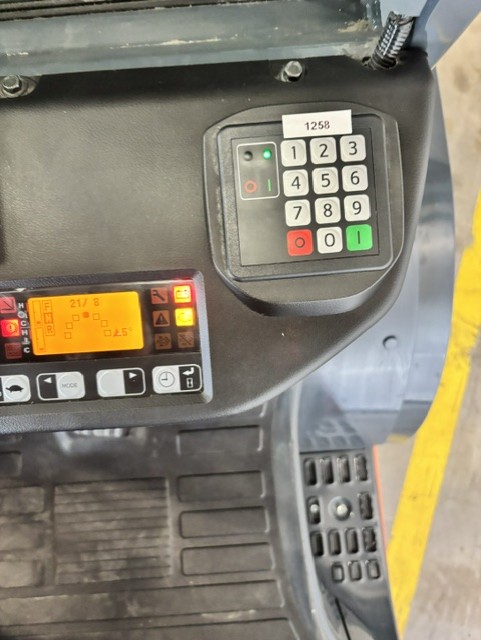 Toyota 02-8FGJF35 - Dashbord nr 2047 - 45809-2047