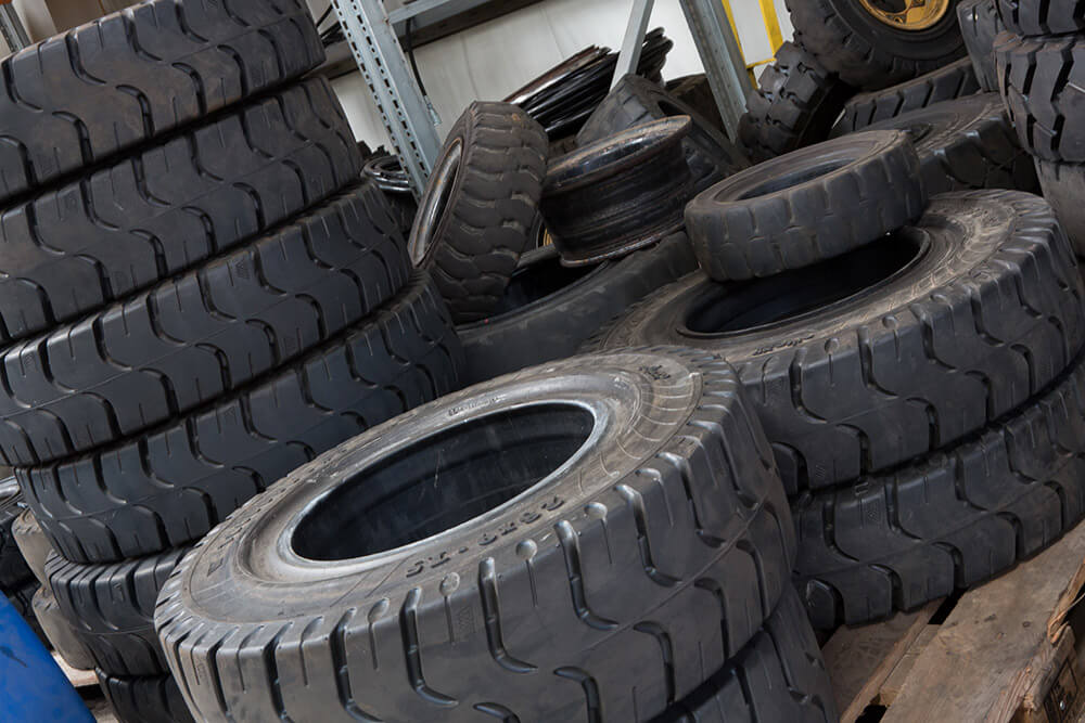Banden en onderdelen voor intern transportmaterieel