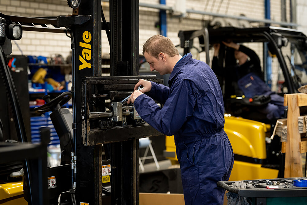 Monteur voert service en onderhoud uit aan een Yale heftruck