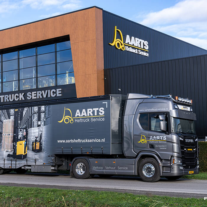 Monteur van Aarts Heftruck Service bij onderhoud aan een heftruck