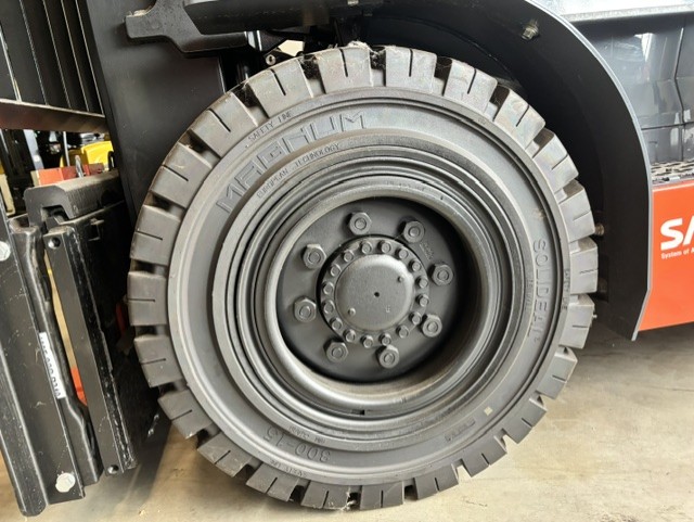Toyota 8FG45N - Voorband nr 2044 - 45810-2044