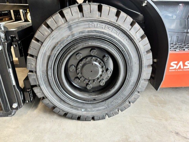 Toyota 8FG45N - Voorband nr 2045 - 45810-2045