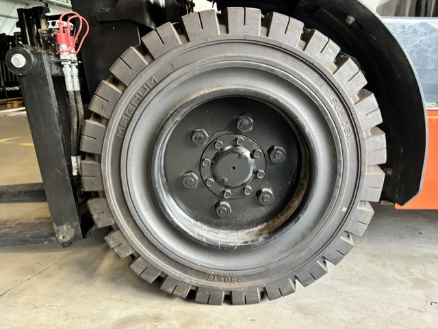 Toyota 02-8FGJF35 - Voorband nr 2047 - 45809-2047