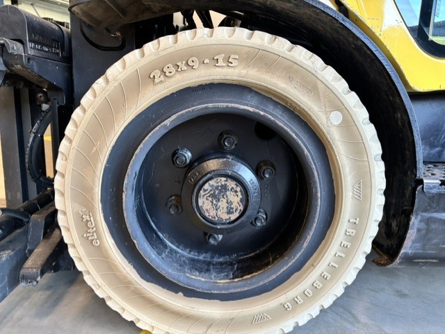 Hyster H3.0FT - Voorband nr 2049 - 100281-2049