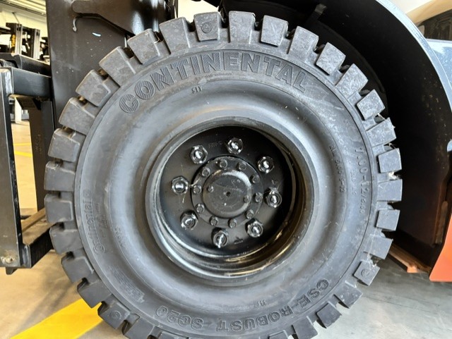Toyota 02-8FGF25 - Voorband nr 2058 - 100822-2058