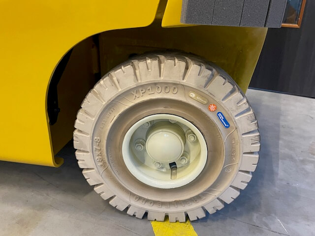 Yale ERP25VL | Heftruck - Yale erp25vl banden achter nr 1379 1409 - 100920-1379