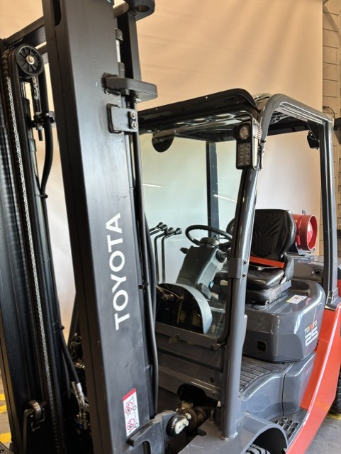 Toyota 02-8FGF25 - Zijkant mast nr 2058 - 100822-2058
